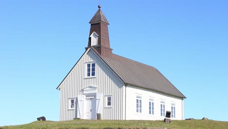 Die-Kirche-Strandakirkja,-Die-Sich-Von-Der-Küste-Erhebt,-War-Ein-Leuchtfeuer-Für-Seereisende