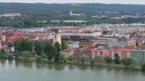 Antigua-Iglesia-En-El-Agua-Del-Lago-Frente-Al-Lago,-Jonkoping,-Suecia