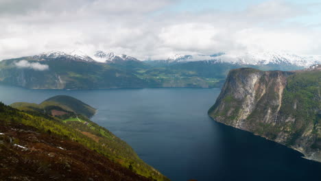 fiordo noruego con nubes dramáticas que rodean los picos de las montañas en la costa oeste de noruega en sunnmøre, liavarden