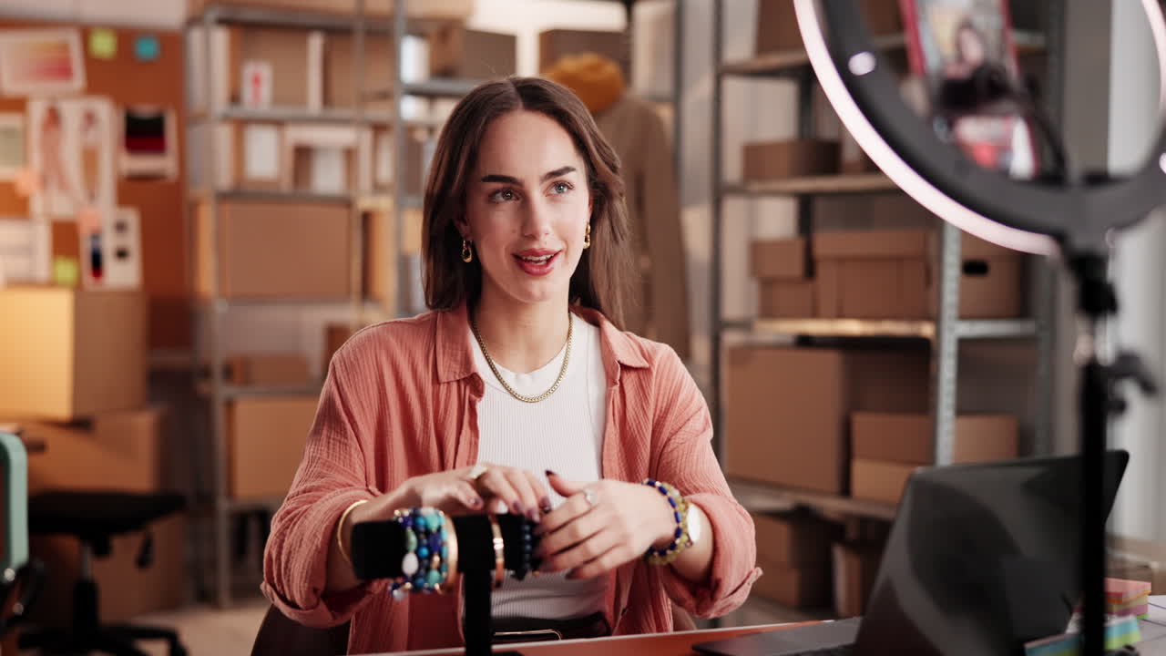 Mujer joven grabando un vlog sobre joyería para su negocio en línea