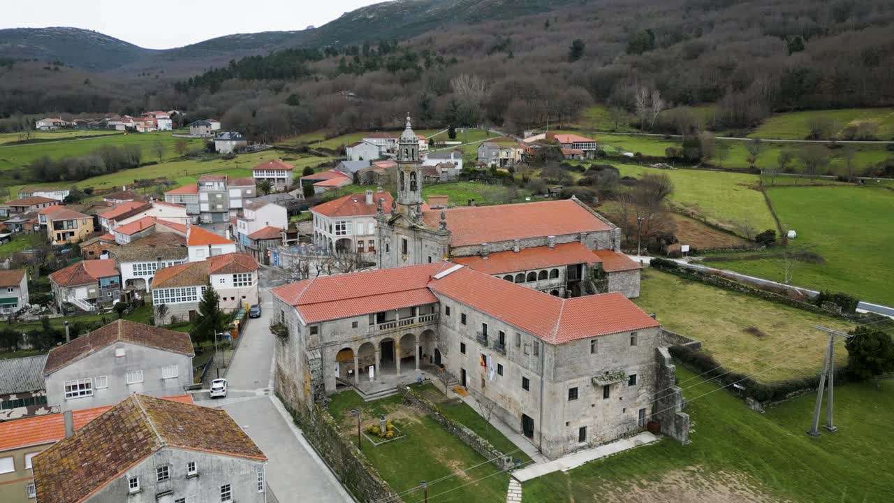 drones orbitan alrededor del monasterio de santa maría de xunqueira y pasillos abovedados