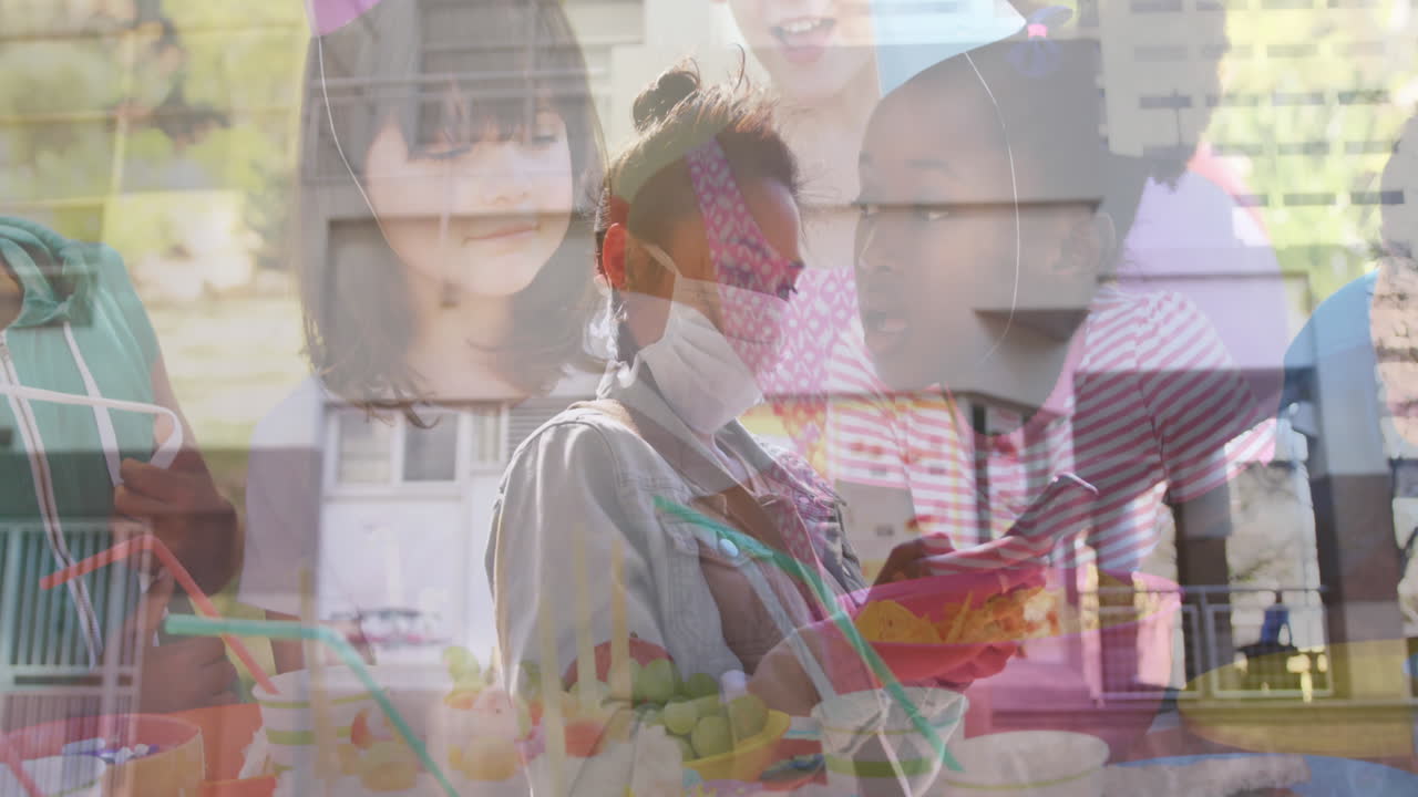 생일파티에서 아이들을 상대로 스마트폰을 사용한 얼굴 마스크를 착용한 여성