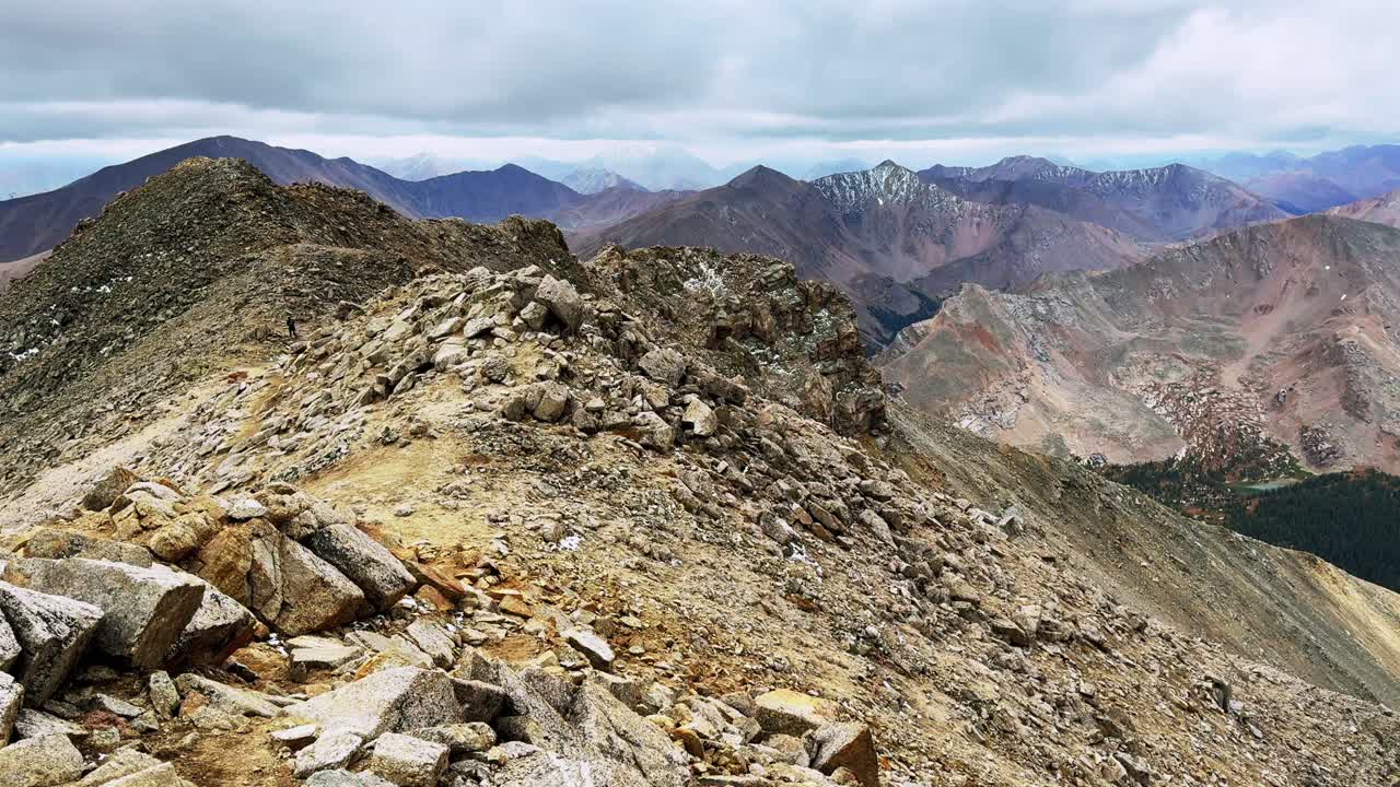 El paisaje montañoso es impresionante.