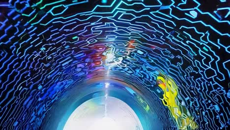 un túnel brillante con luces de neón y patrones