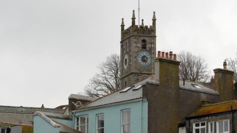 vista de la iglesia del rey carlos el mártir de la torre del reloj desde falmouth marina