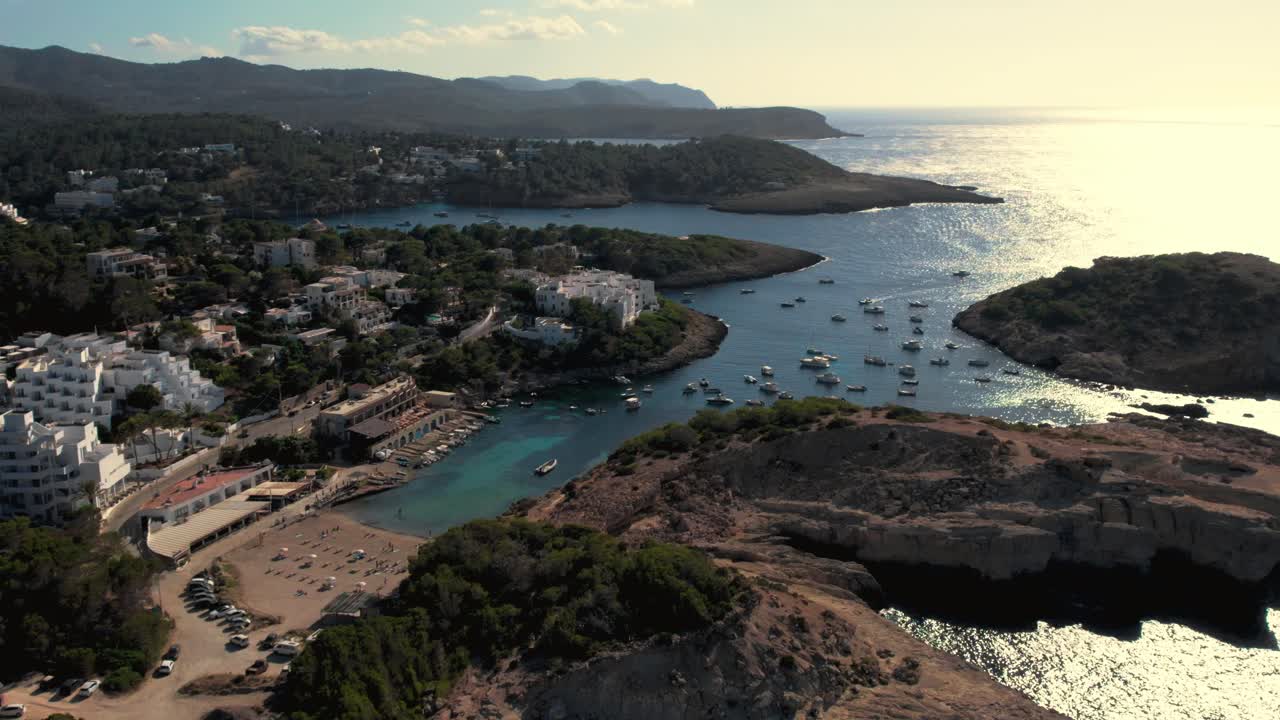 vista aérea de gran angular ciudad y playa de portinatx en la costa de ibiza