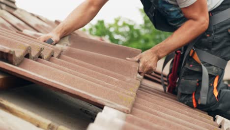 PV-Profi-Bringt-Dachziegel-Nach-Der-Installation-Der-Solarpanel-Schienenhalterungen-Zurück