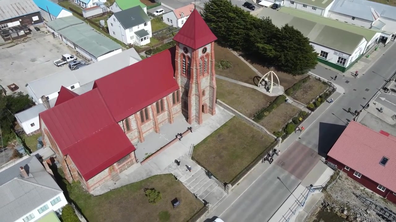 Veduta aerea che mostra la cattedrale di Christ Church e l'iconico arco in osso di balena a Stanley, Isole Falkland