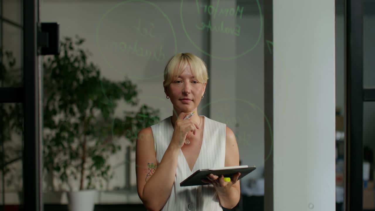 mujer de negocios haciendo una lluvia de ideas en la oficina