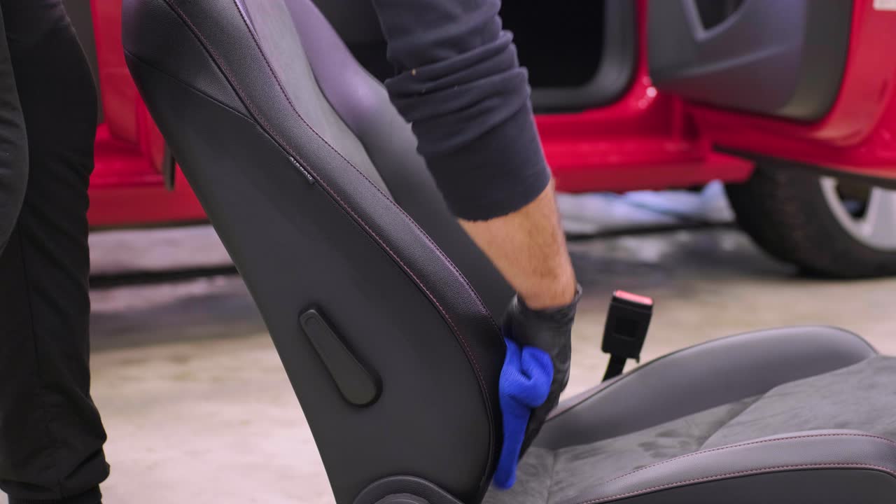 전문적인 자동차 청소. 샤워. 인테리어 세부 사항. 자동차 인테리어를 건조 청소 및 세부 사항; 깊은 좌석 청소; 자동차 세탁에서 거품을 는; 먼지에서 자동차 패널을 청소하는; 진공청소기