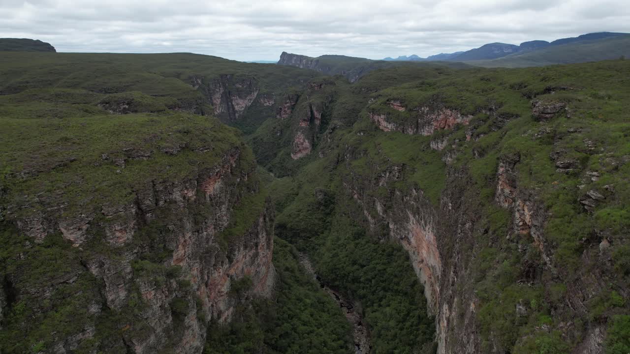 video cañones de drones en el camino a la cascada de fumacinha, vale do pati, chapada diamantina, bahía, brasil