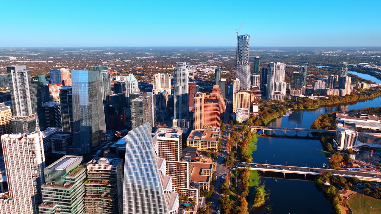 Austin, USA, 21 novembre 2025: Veduta aerea panoramica dello skyline di Austin e del fiume Colorado. Ampia inquadratura aerea dello skyline del centro di Austin con il Lady Bird Lake.