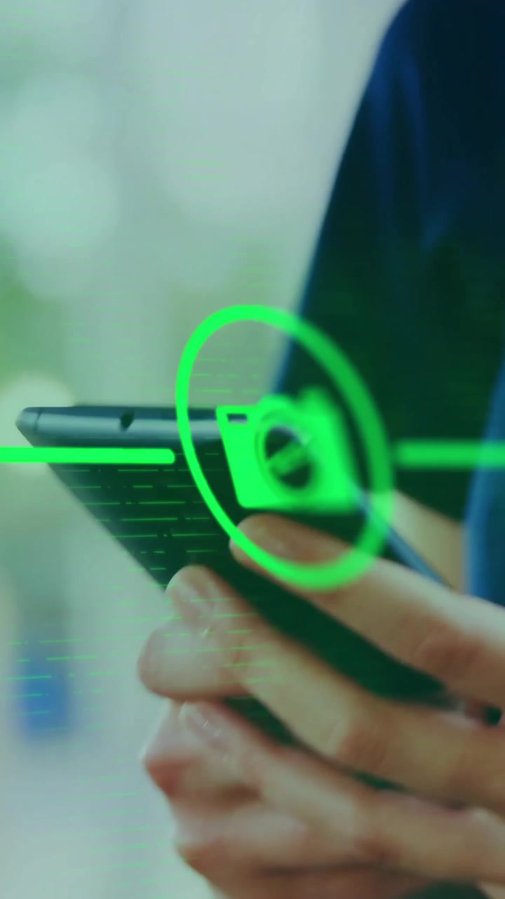 Animação de rede de conexões com ícones sobre mulher usando smartphone