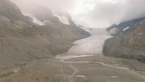 Dolly-Aéreo-En-El-Glaciar-Del-Campo-De-Hielo-De-Columbia-Entre-Las-Montañas-Rocosas-Canadienses-En-El-Parque-Nacional-De-Banff,-Alberta,-Canadá