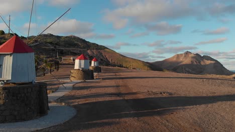 molinos de viento rojos y blancos característicos en porto santo.
