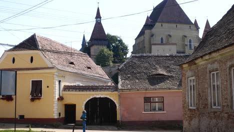 tiro inclinado hacia arriba de la iglesia fortificada sajona en biertan, rumania