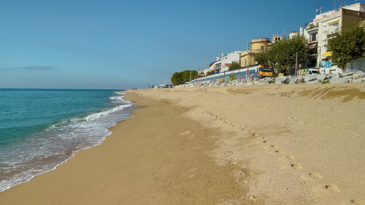 platja de les barques mar campo maresme barcelona costa mediterranea avion cerca azul turquesa agua transparente playa sin gente
