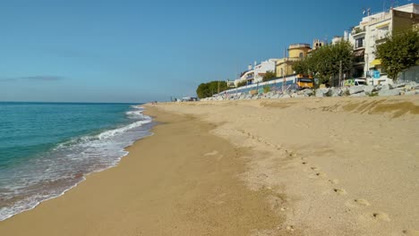 Platja-De-Les-Barques-Meer-Feld-Maresme-Barcelona-Mittelmeerküste-Ebene-In-Der-Nähe-Von-Türkisblauem-Transparentem-Wasser-Strand-Ohne-Menschen