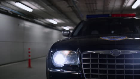 Coche-De-Policía-Estacionado-En-El-Estacionamiento-Por-La-Noche.-Luces-Intermitentes-En-Patrulla