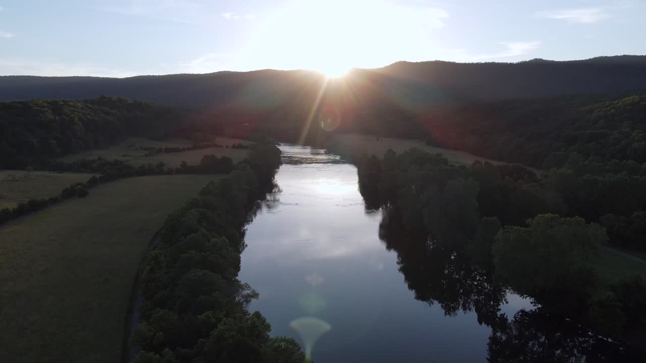 버지니아에서 해가 지기 시작할 때 셰넌도어 강의 훌륭한 조감도