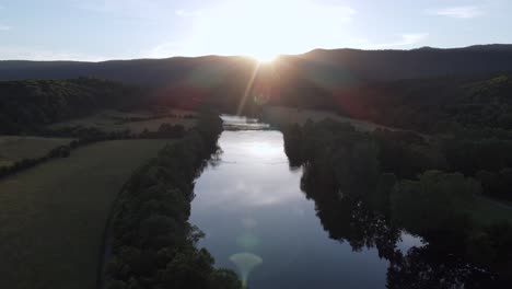 Excelente-Vista-Aérea-Del-Río-Shenandoah-Cuando-El-Sol-Comienza-A-Ponerse-En-Virginia