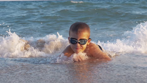 Niño-Relajándose-Y-Tumbado-En-Aguas-Poco-Profundas-Del-Mar