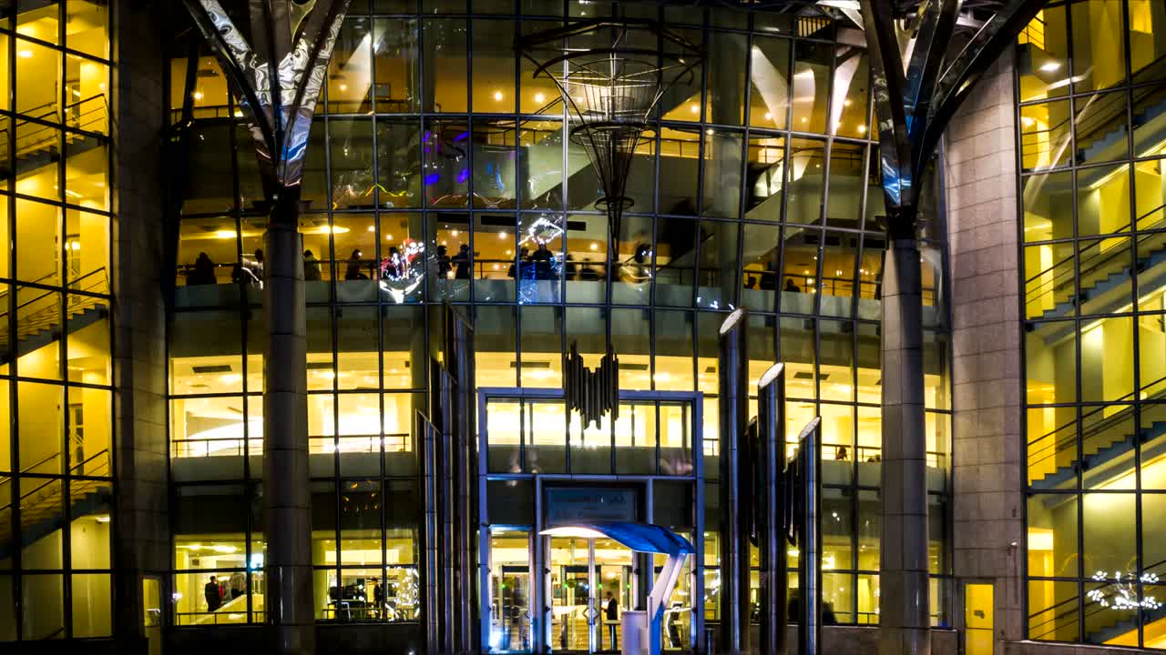 현대 콘서트 홀의 로비에 있는 사람들의 실루