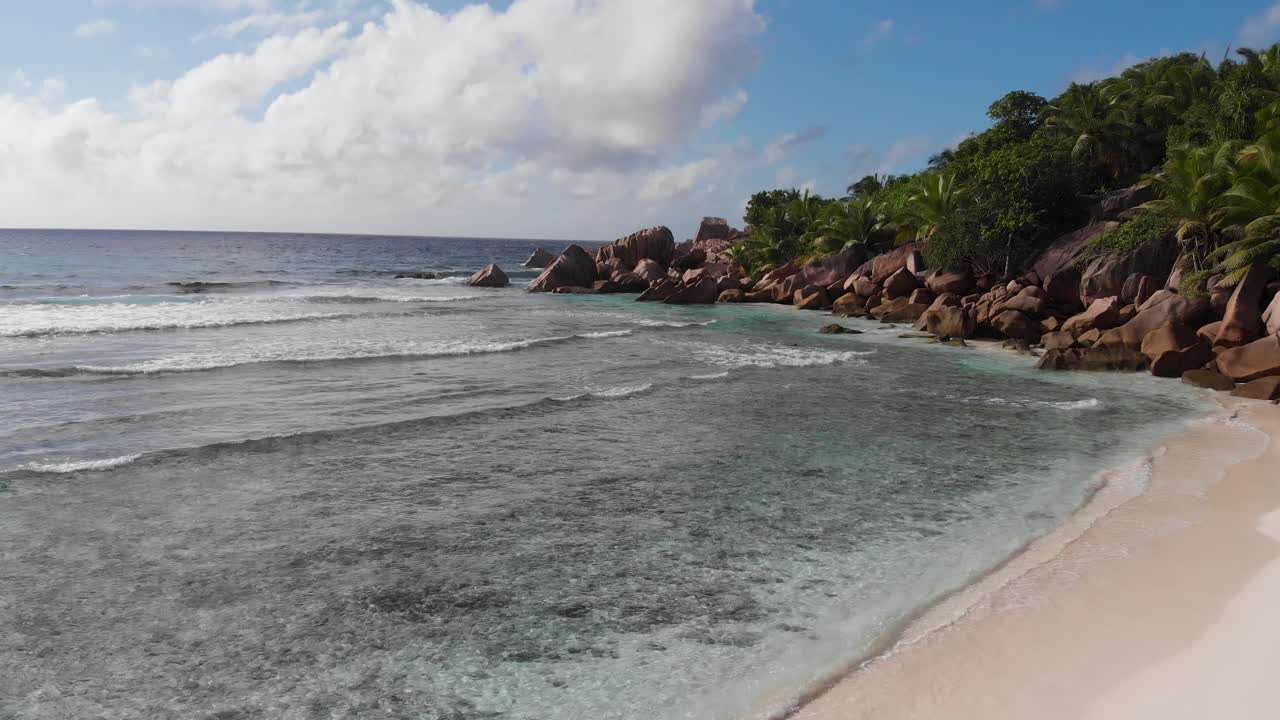 vista aérea de las playas blancas y aguas turquesas en anse coco, petit anse y grand anse en la digue, una isla de las seychelles