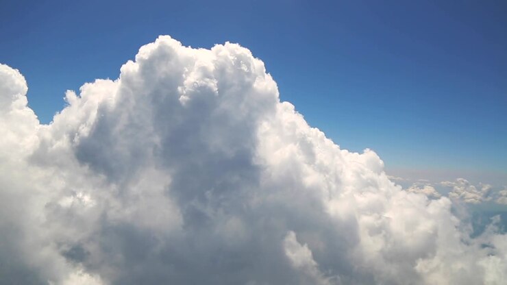 Mit Wolken fliegen, Wolken aus dem Flugzeugfenster beobachten.