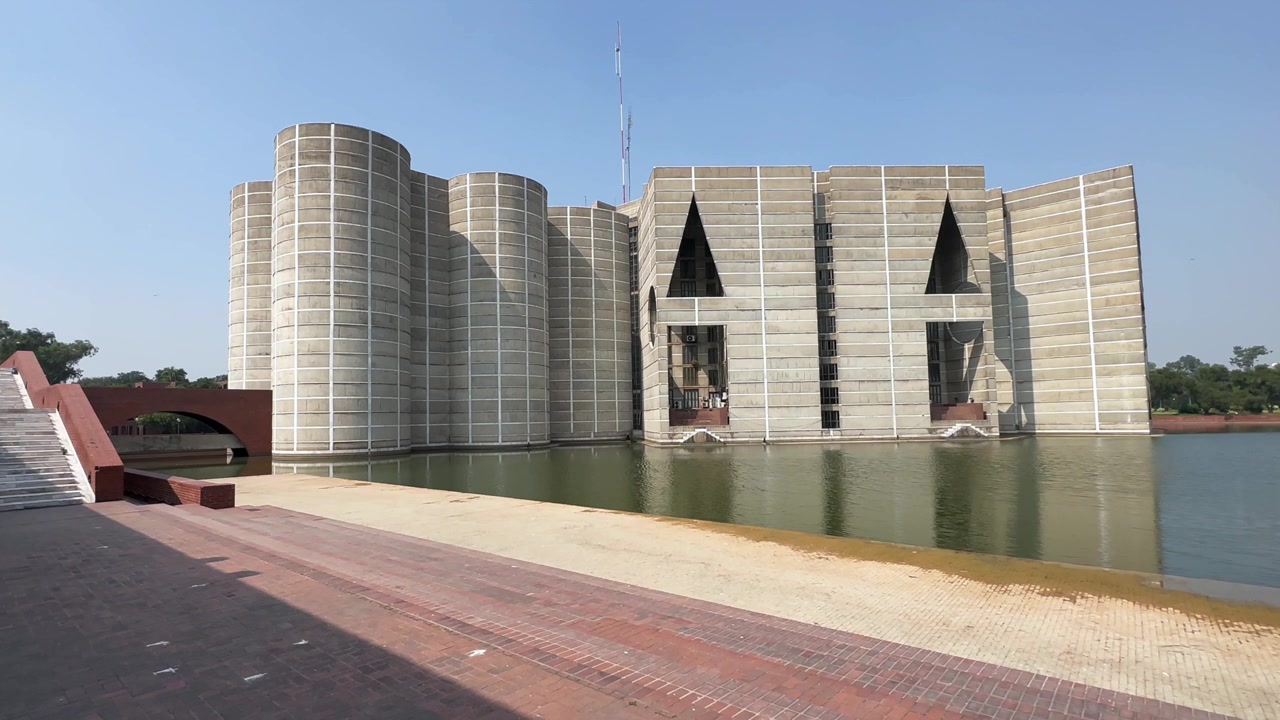Edificio del Parlamento Nacional de Bangladesh diseñado por Louis Kahn en Dhaka, Bangladesh