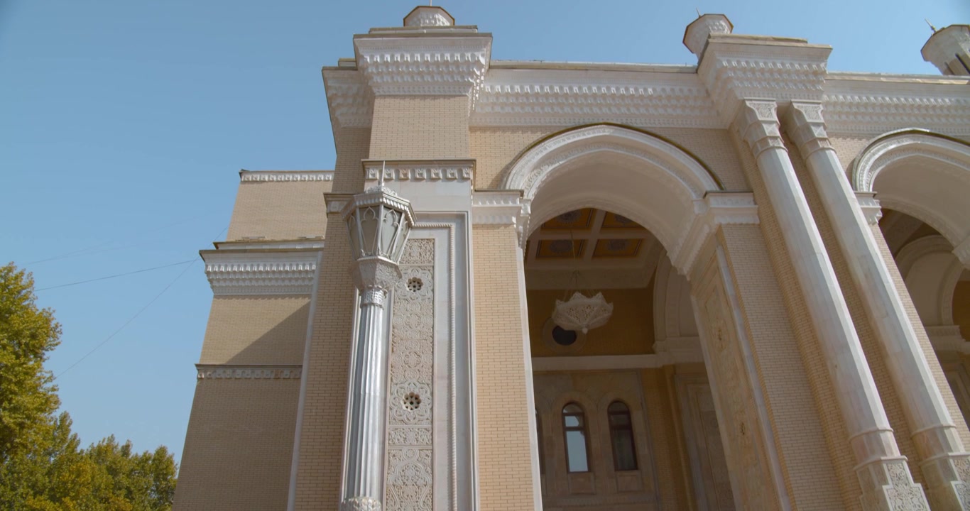 Il Teatro Navoi (Uzbeko: Alisher Navoiy) "Teatro Accademico Statale Bolshoi" è il teatro dell'opera nazionale a Tashkent, Uzbekistan
