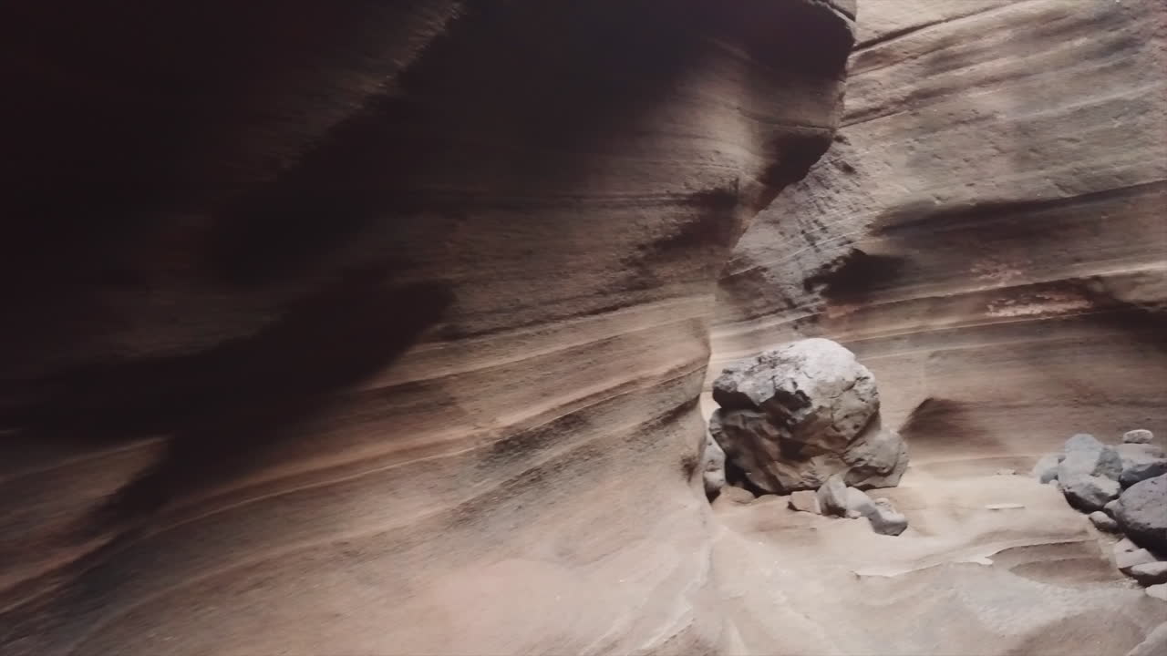 시간의 흐름과 침식의 아름다움을 감상할 수 있는 바랑코 데 라스 바카스를 순회하는 환상적인 카메라 역방향 움직임