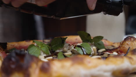 agregando salsa a la cobertura de la pizza. camara lenta