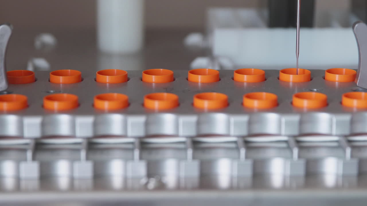 의료 실험실에서 클로즈업 로 ⁇ 은 바늘로 난자를 인공적으로 수정하는 절차를 수행합니다.