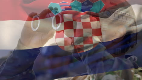 animación de la bandera de croacia sobre el soldado caucásico con binoculares.