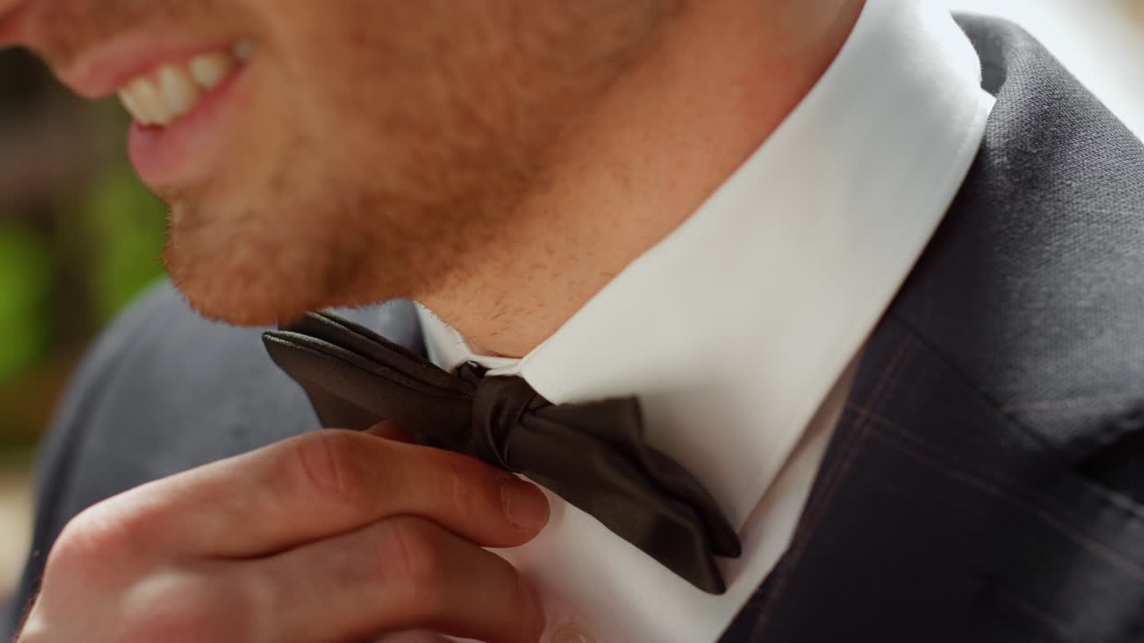 기쁜 신랑이 아치 에서 결혼식 준비를 하고 있다