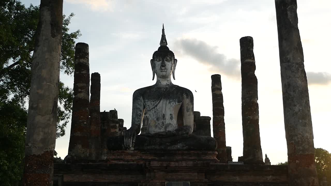 antiguo budismo de sukhothai en el parque histórico de sukhothai provincia de sukhothai, tailandia filmada con panasonic lumix gh5, panasonic 12-35 f2