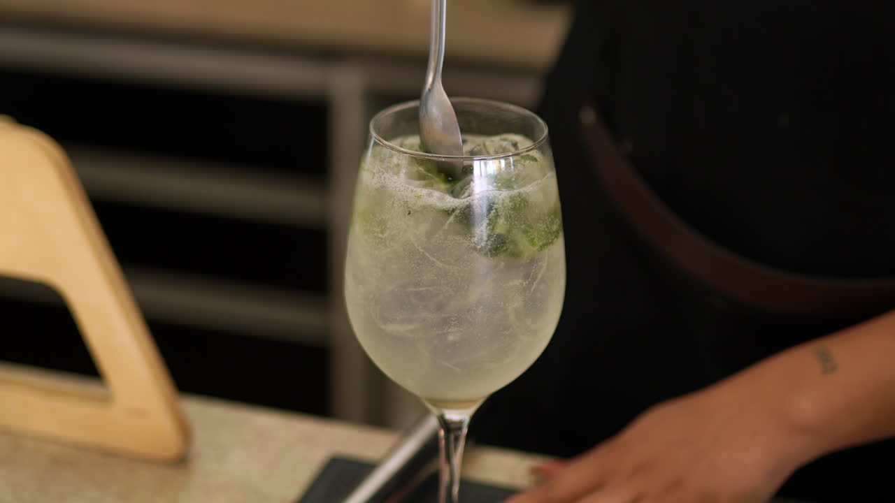 특별한 음료를 는 여자