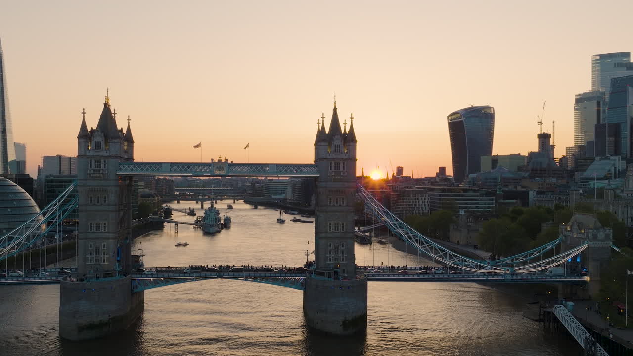 Coucher de soleil sur le Tower Bridge à Londres.