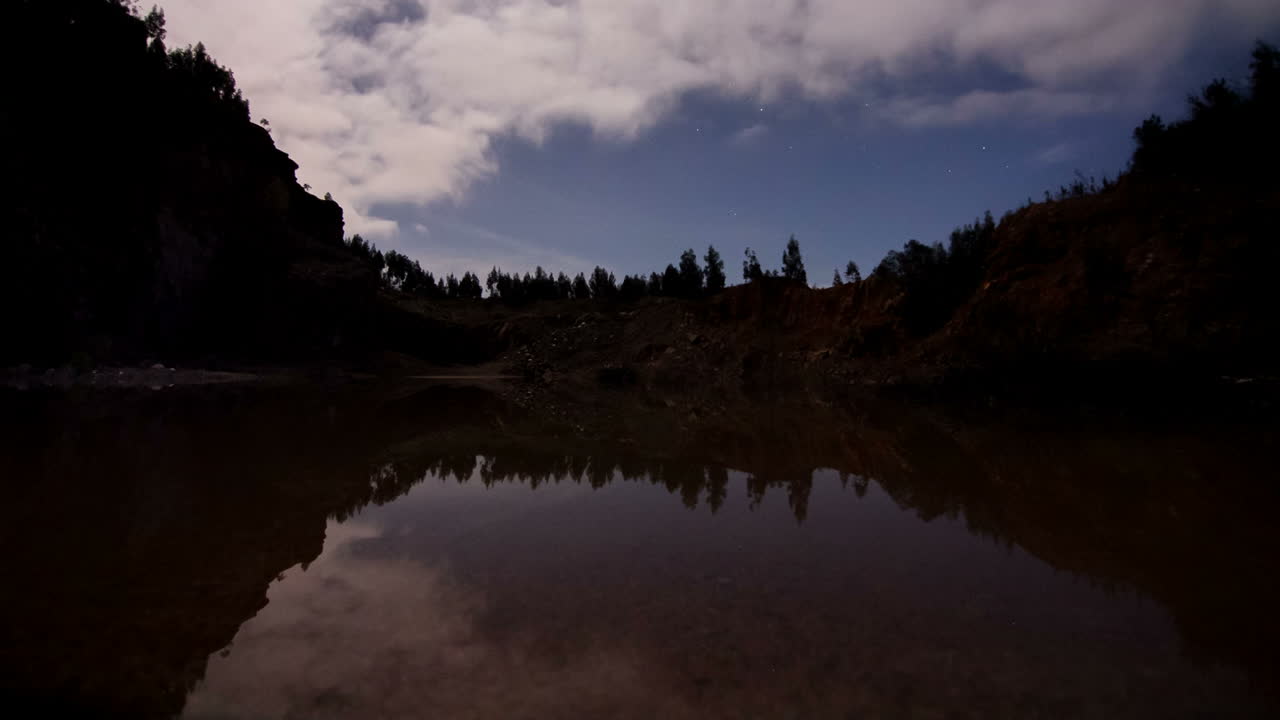 Plano de rastreamento timelapse de movimento impressionante de uma pedreira desativada à noite