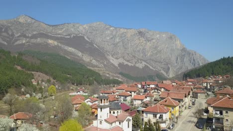 zgorigrad, bulgaria, ciudad detrás de la montaña