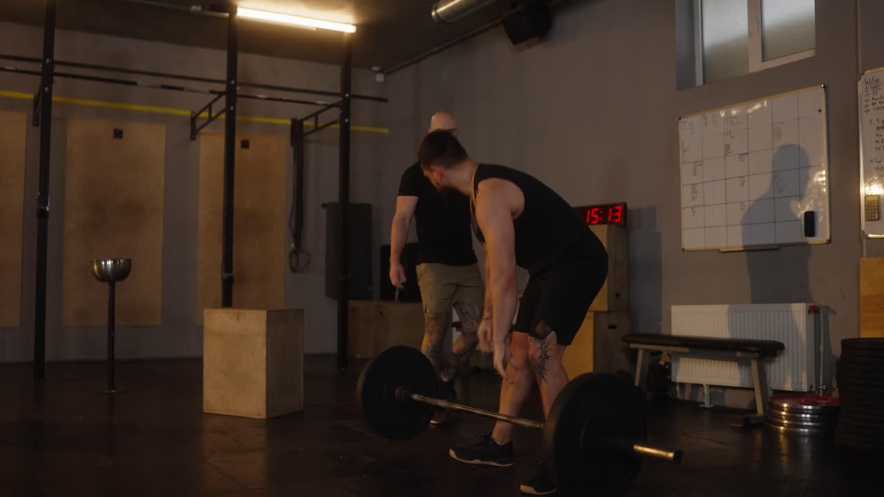 sollevamento pesi in palestra