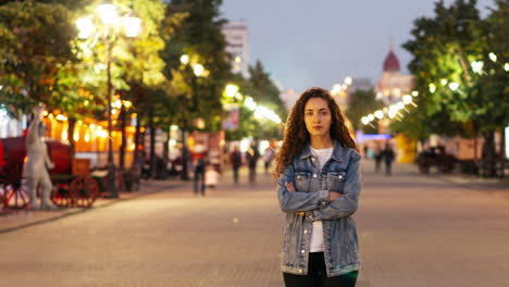 mujer en una ciudad por la noche