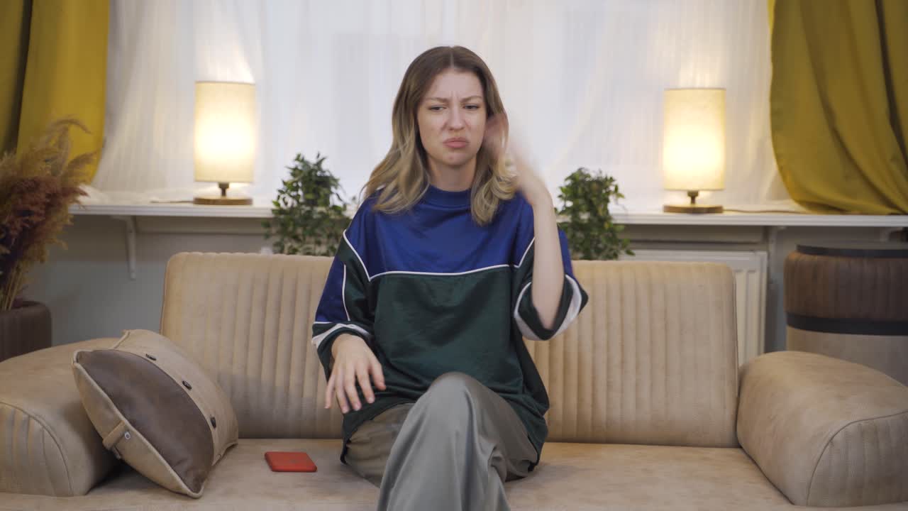 나쁜  ⁇ 새를 맡는 젊은 여성은 혼란스럽고 혐오스럽습니다.