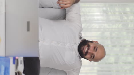 vídeo vertical de un trabajador de oficina en casa actuando de forma inteligente y inteligente.