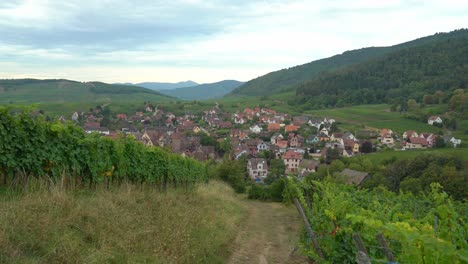 Riquewihr-Ist-Eine-Stadt-An-Der-Elsässischen-Weinstraße-Im-Osten-Frankreichs