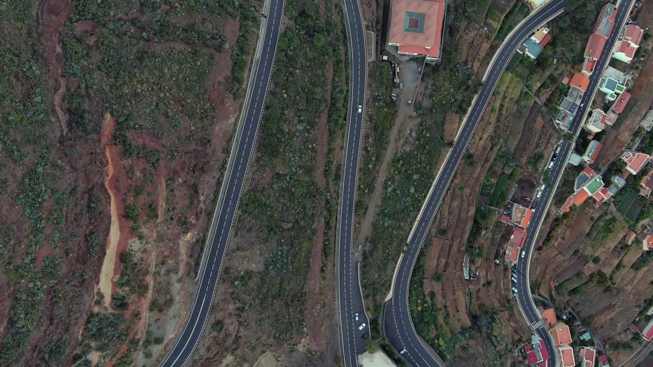 열대 섬 에서 그림 같은 헤어핀 도로 를 운전 하는 것