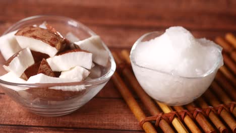 aceite de coco y copos de coco en cuencos