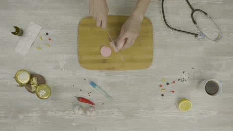 preparando comida con suministros médicos alrededor