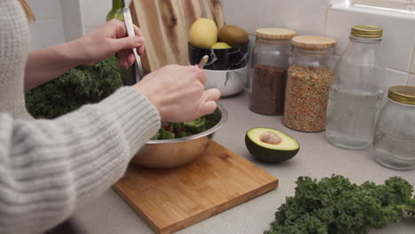 manos femeninas mezclando ensalada en un bol plato de ensalada vegetariana comida casera saludable